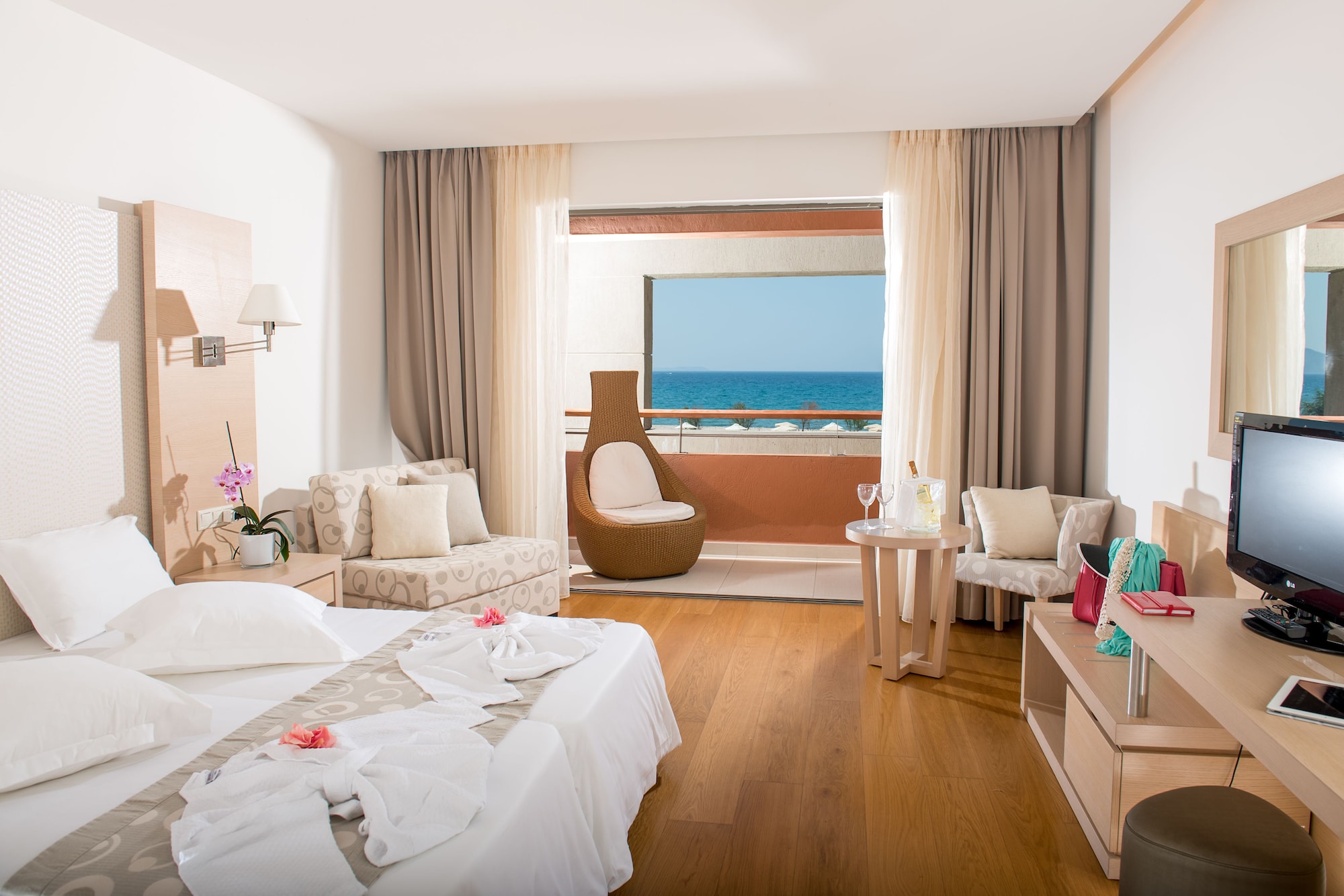 Maisonette, Suite, 3 Beds, Sea Front, Shared Pool, Sofa 3/8