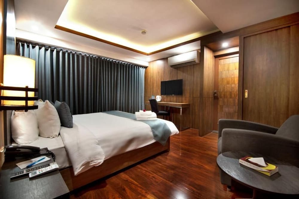 DELUXE, SUITE, KING BED, PRIVATE BATHROOM