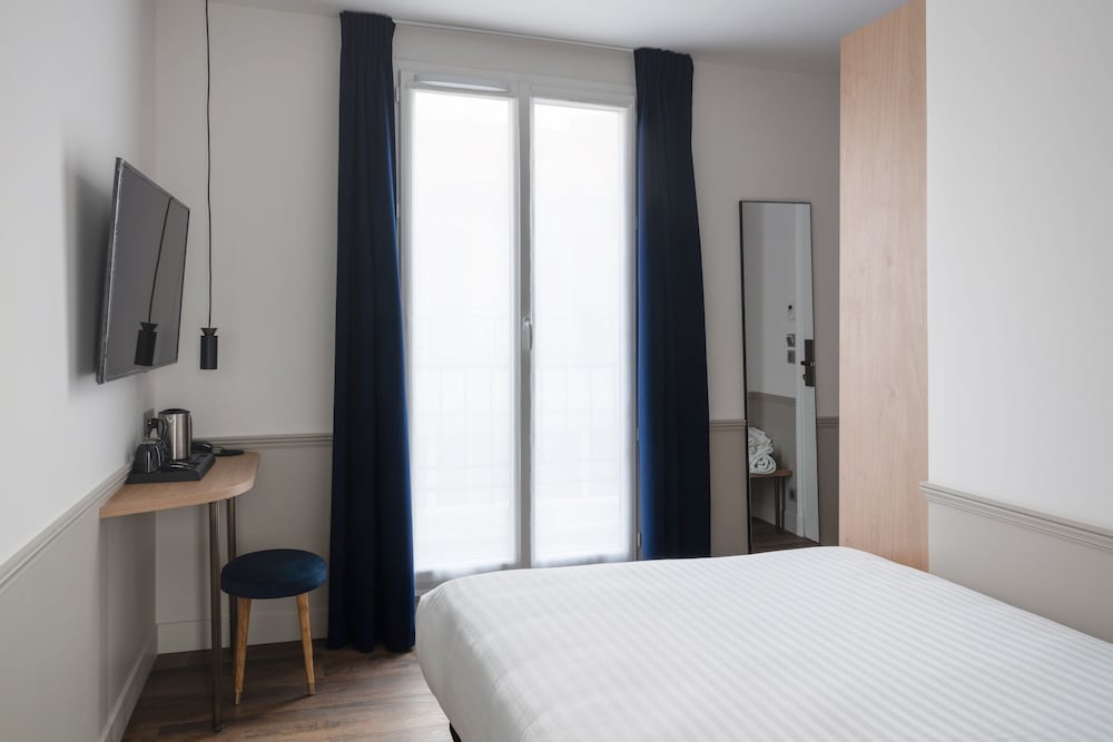 SUPERIOR, DOUBLE BED, CITY VIEW, BALCONY