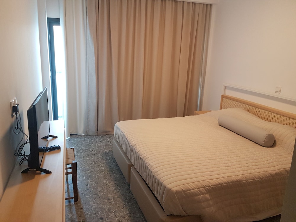 E.J Pyrgos Bay Hotel 7/41
