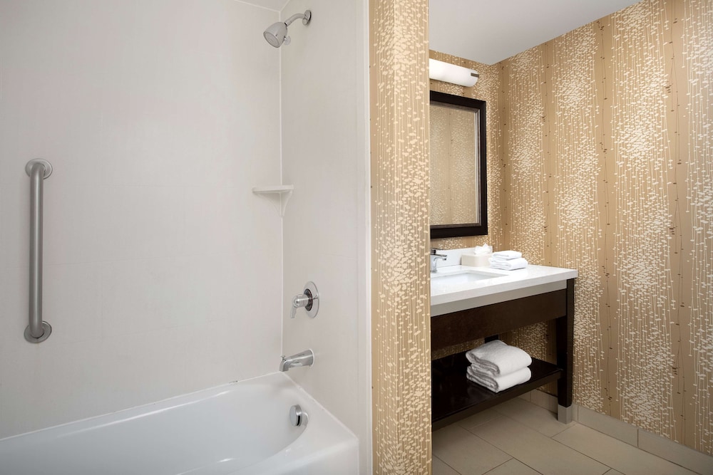 غرفة بسرير كينج مع أريكة، Hampton Inn Suites Alpharetta Ga 6/6
