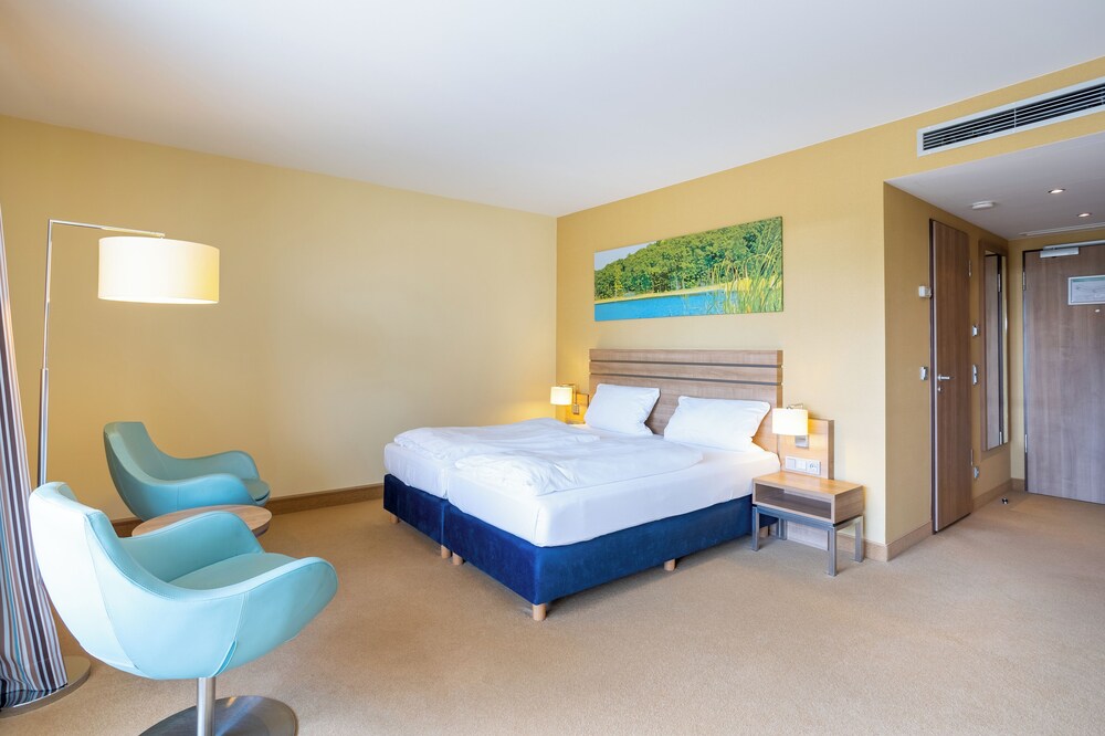 Standard, Twin Beds, Land View