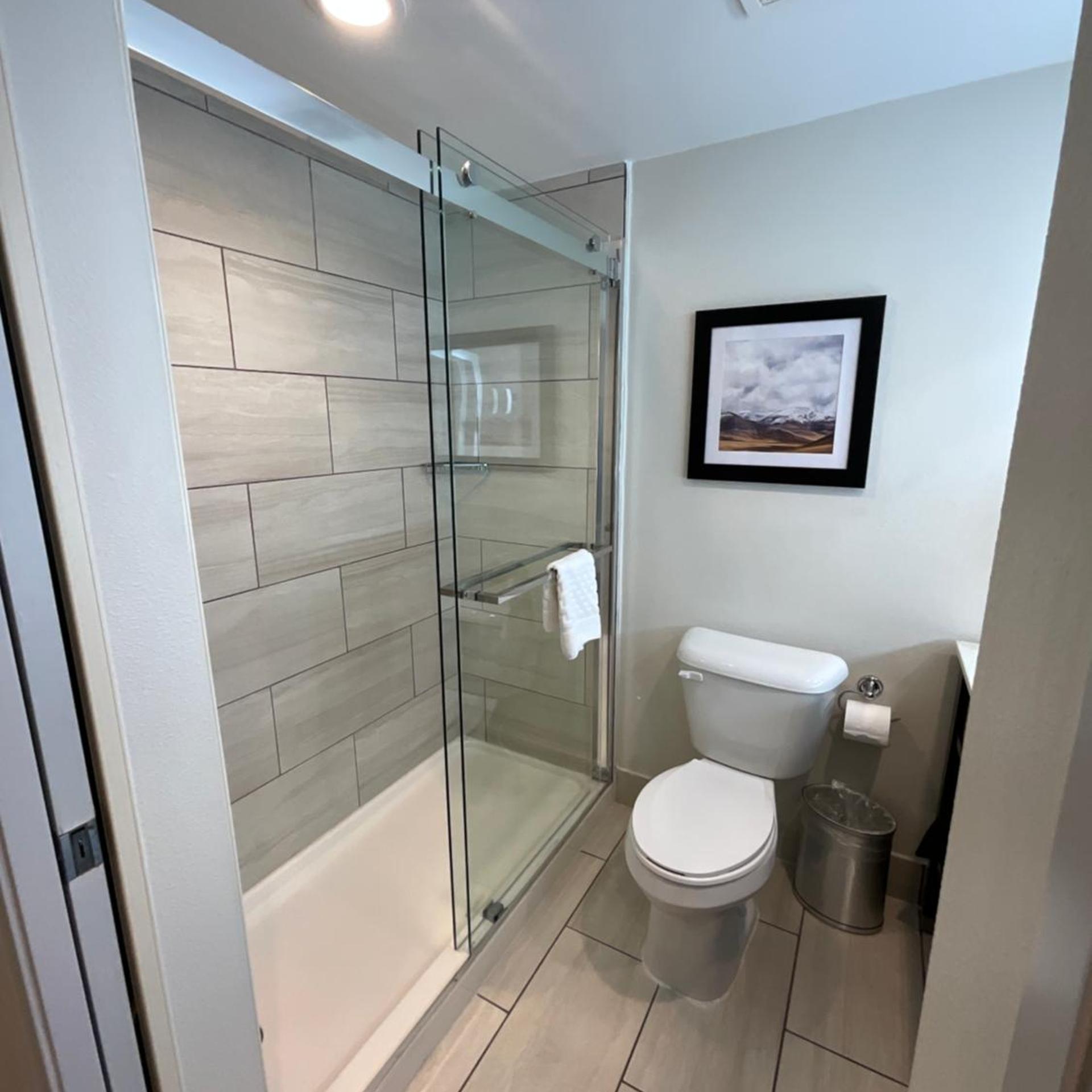 غرفة بسرير كينج وسريرين كوين بإطلالة على المسبح بشرفة، Best Western Denver East 2/3