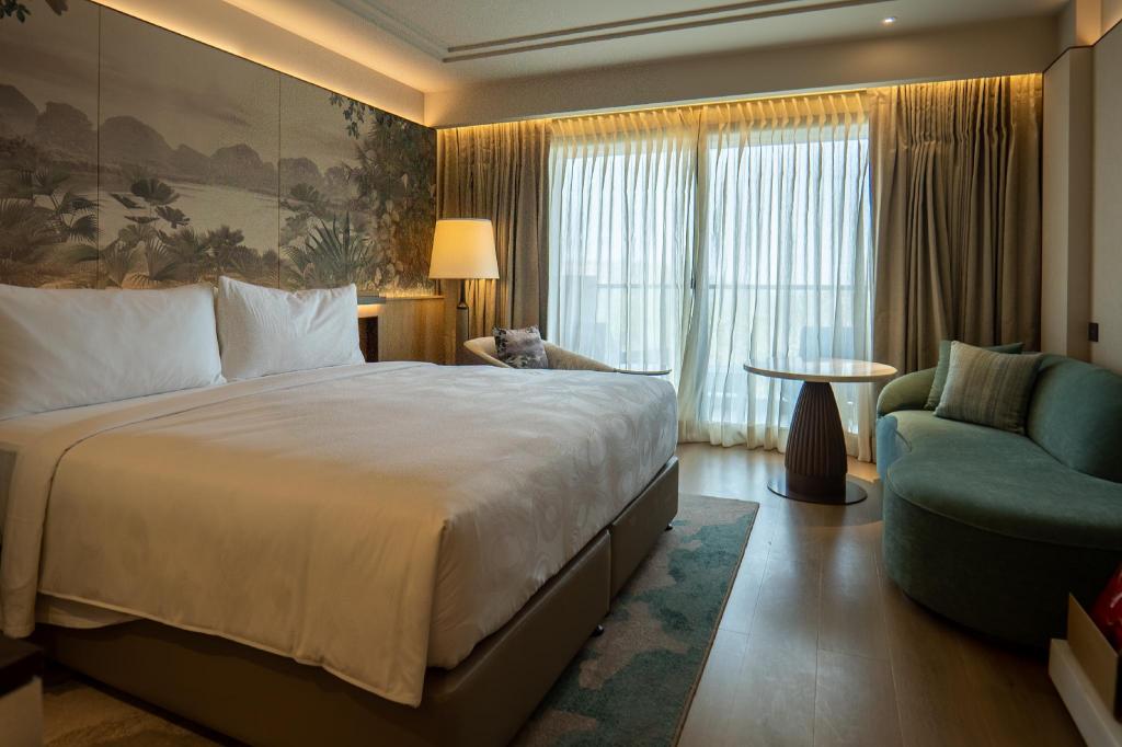 Grand, Guest Room, Luxury, King Bed, Forest View, Balcony