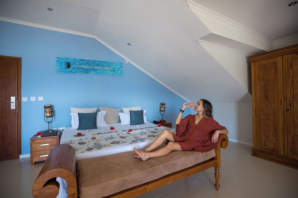 CROWN BEACH HOTEL 20/50