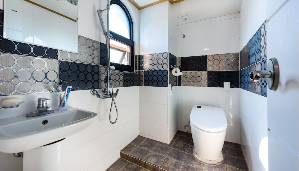 Tongyeong Honey Spa Pension 50/50