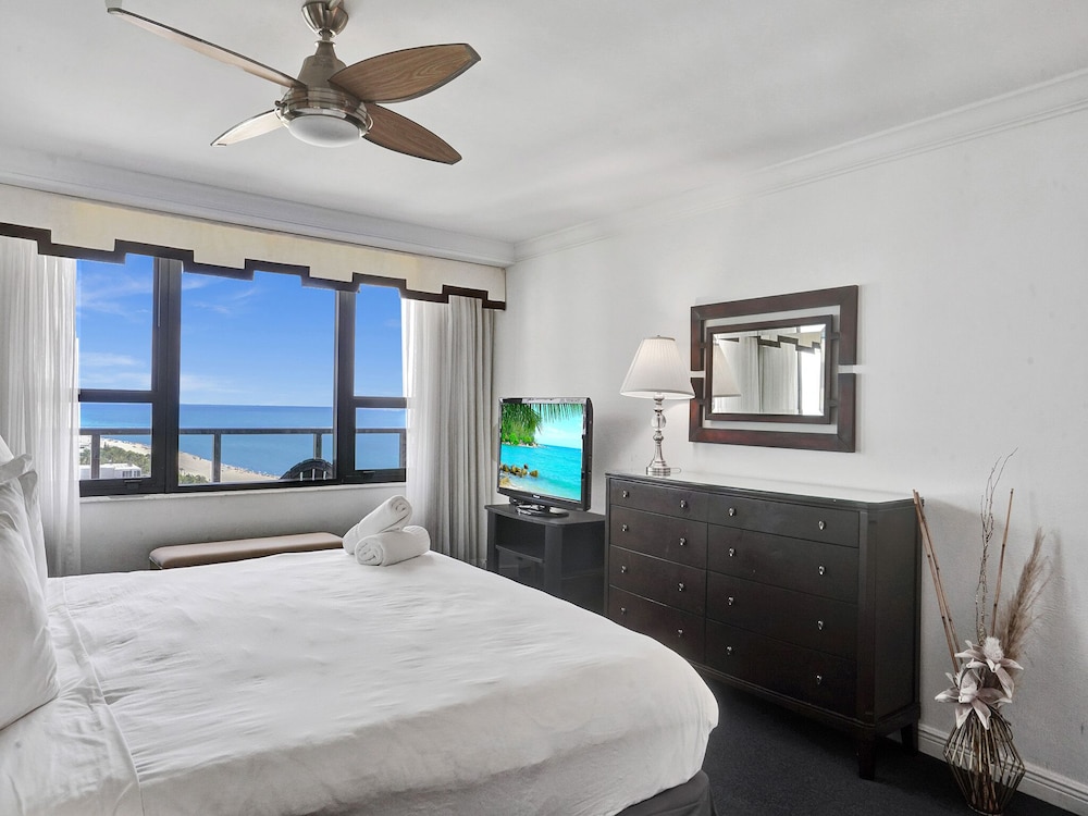 Room, 1 King and 2 Queen Beds, Ocean Front, Sofa, Terrace
