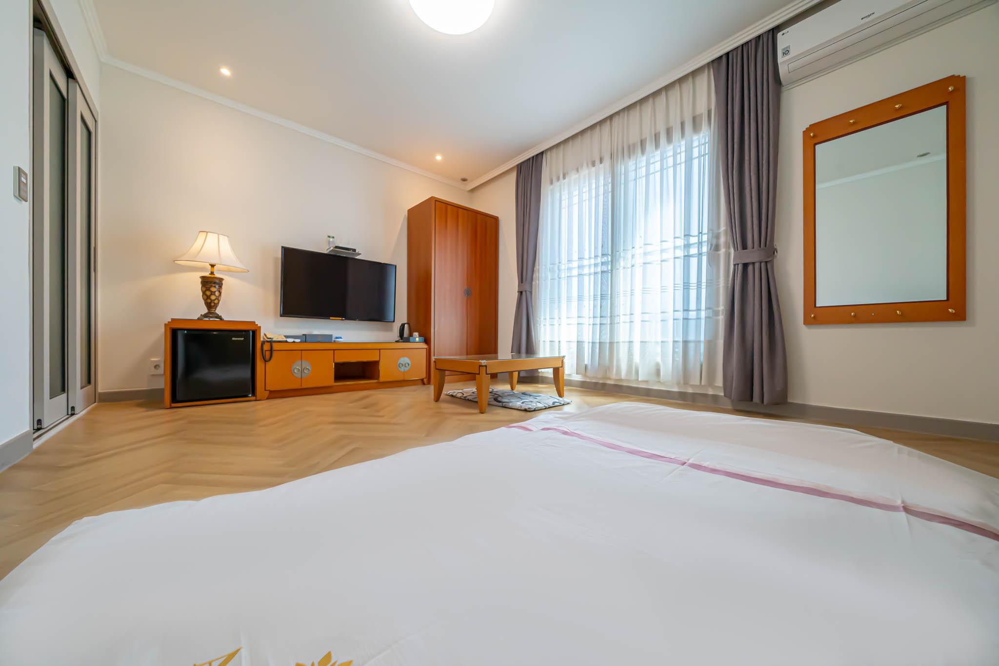 Korean, Room Assigned on Arrival, Bathtub