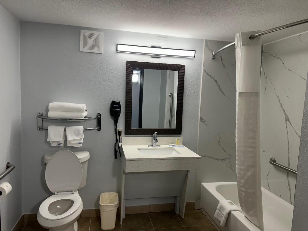 غرفة بسرير كينج لذوي الإعاقة، Super 8 by Wyndham Alexandria LA 3/3
