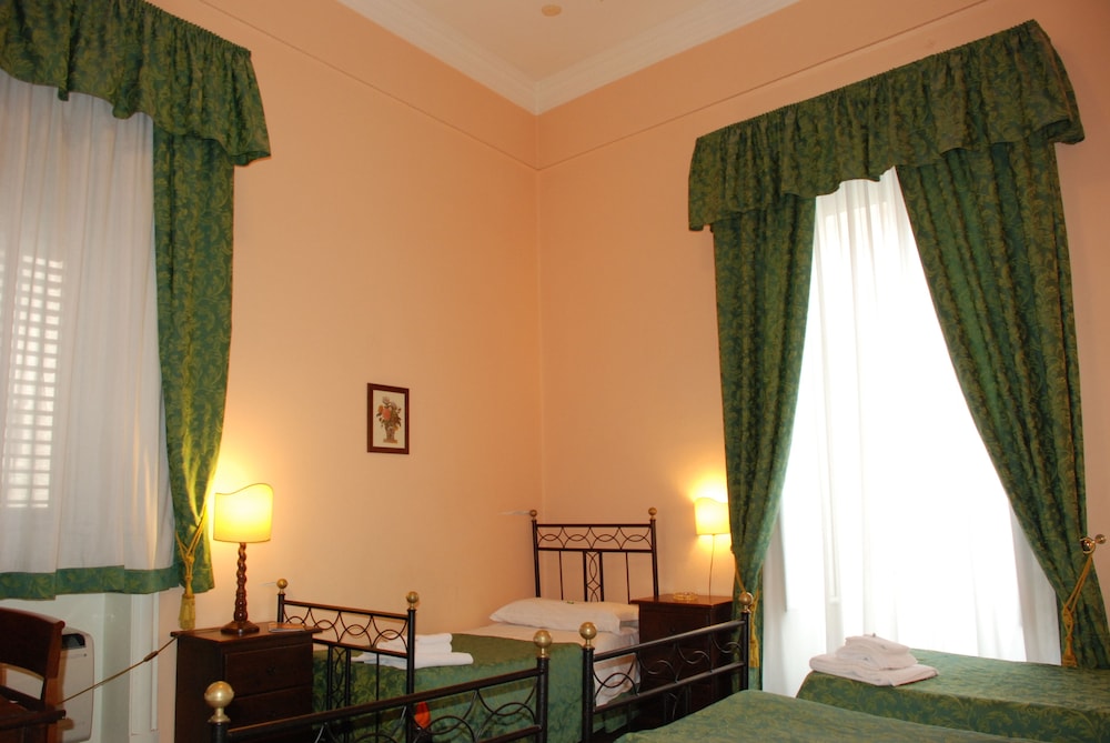 ROOM, QUADRUPLE