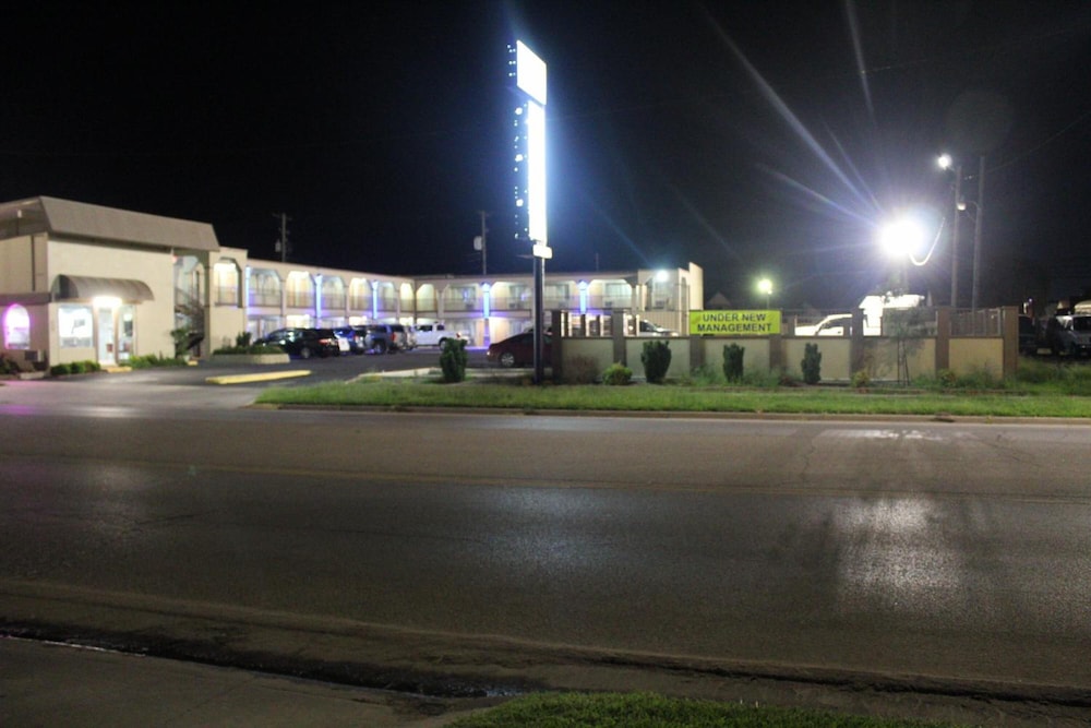 Hutchinson Inn 53/58