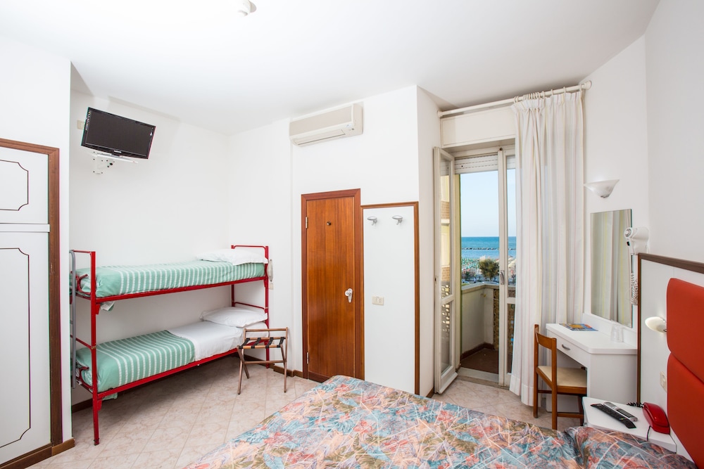 HOTEL DELFINO 5/24