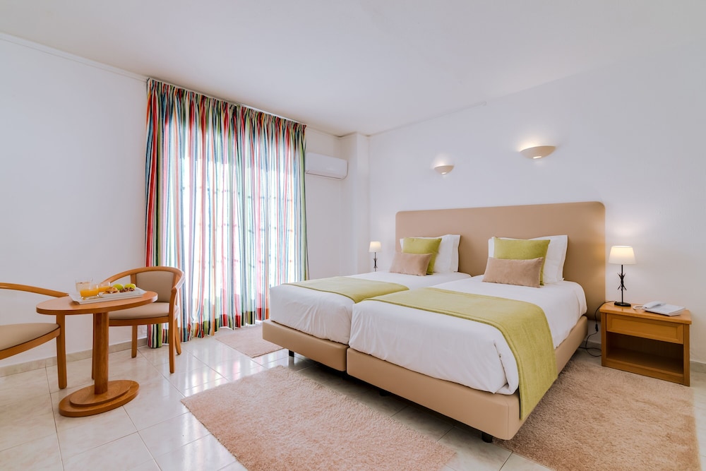 Room, Triple, Twin Beds, Sofa