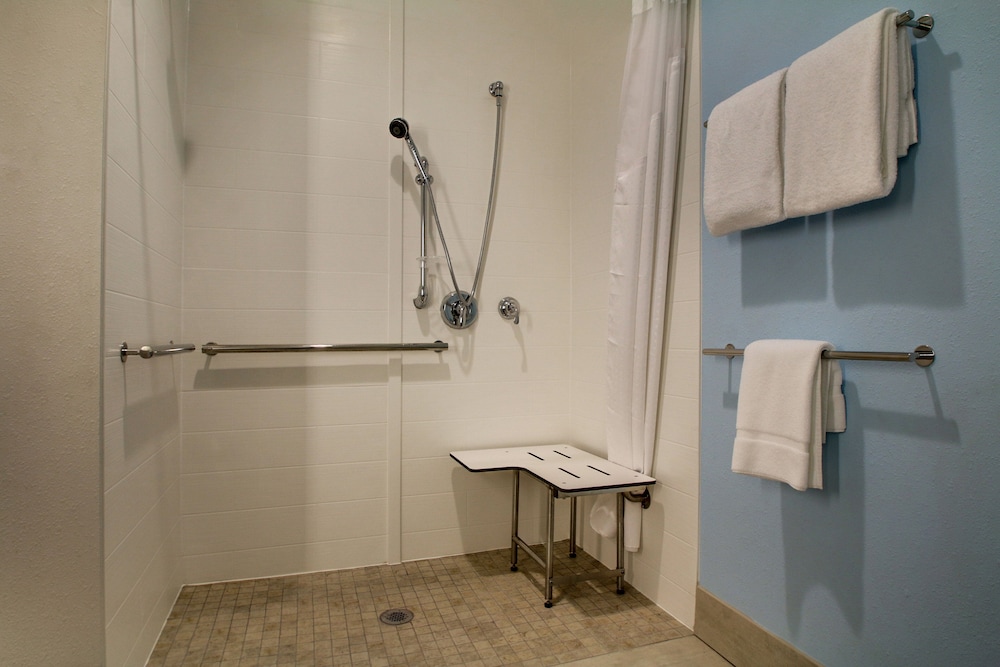 Holiday Inn Express Suites Charleston Ne Mt Pleasant Us17 12/40