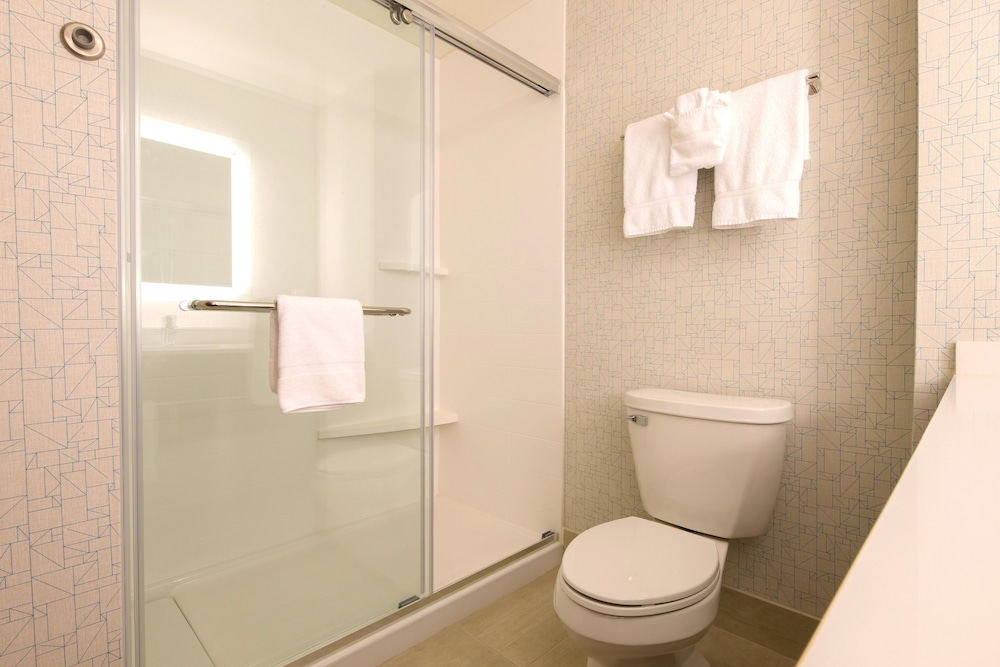 Holiday Inn Express Suites Alpena Downtown 10/40