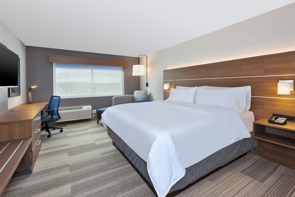 Holiday Inn Express and Suites Eau Claire West I-94, an IHG Hotel (ex Clarion Hotel Campus Area) 32/74