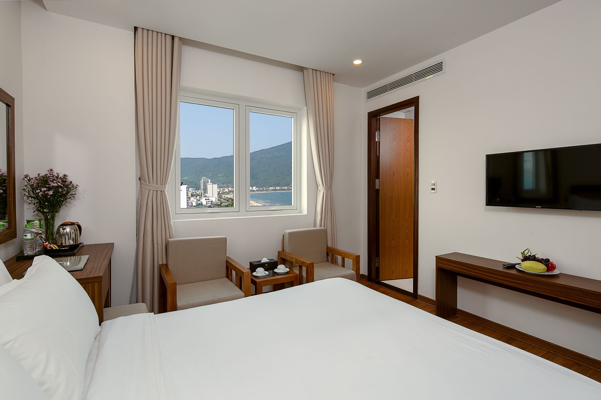 DELUXE, QUEEN BED, PARTIAL OCEAN VIEW