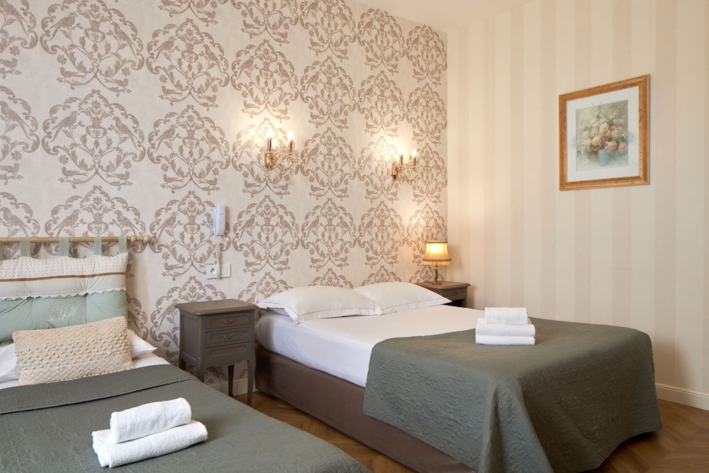 Room, Quintuple, 1 Double and 3 Single Beds