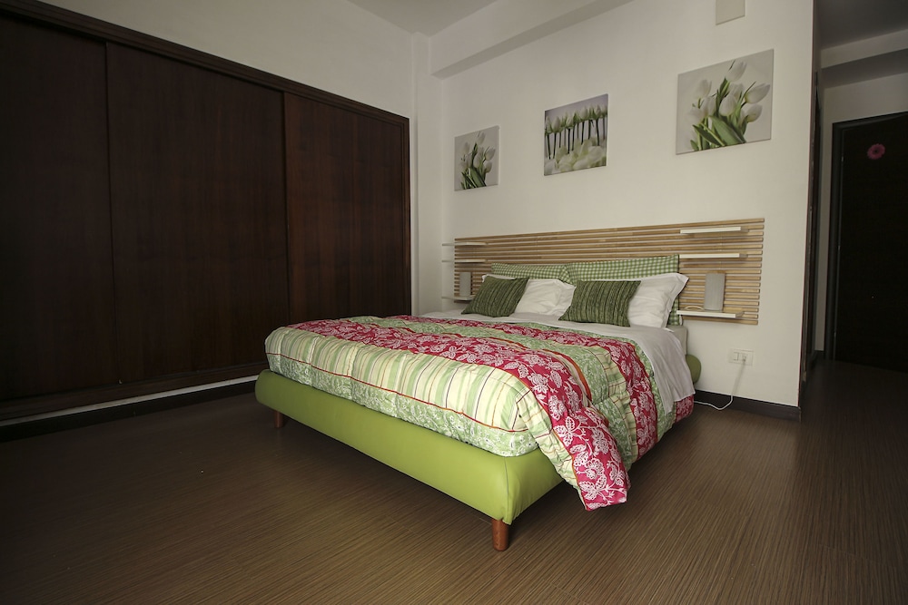 ROOM, TRIPLE, PRIVATE BATHROOM