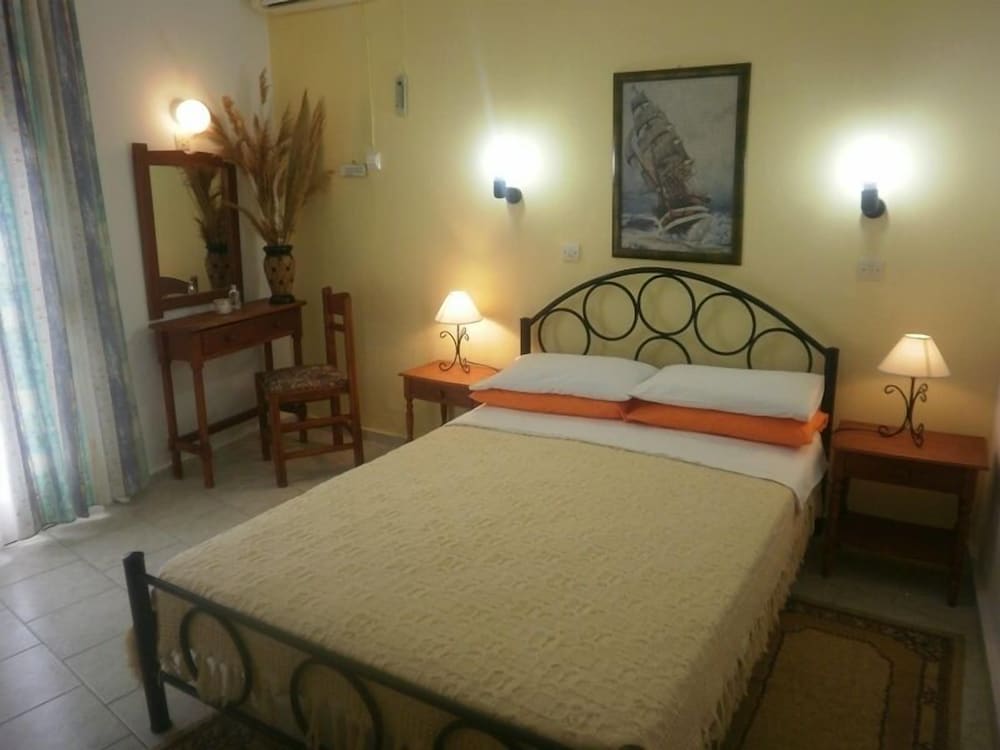 ROOM, DOUBLE OR TWIN BED
