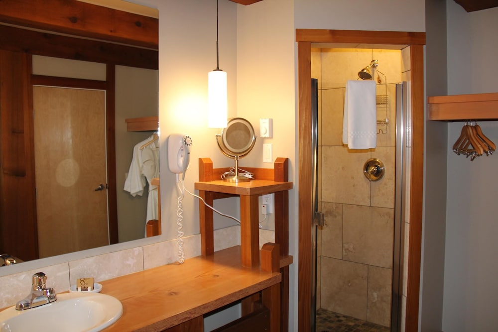 Seaside Ucluelet Hotel 30/34