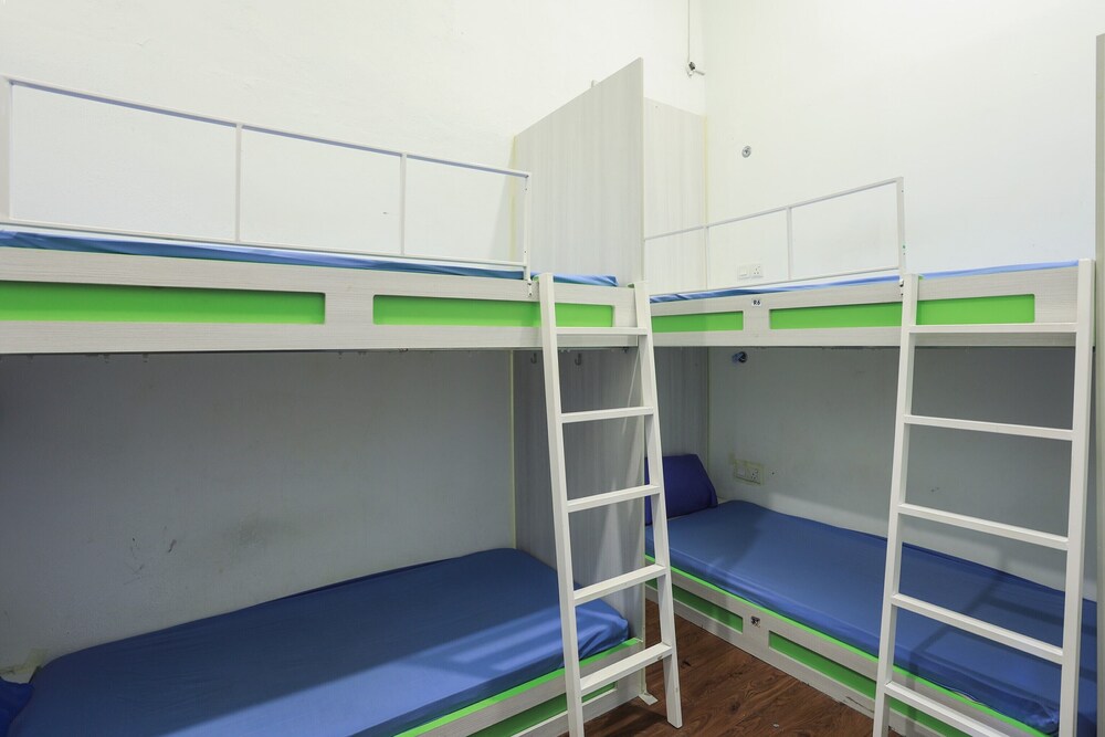 SPOT ON 90236 Zigzag Travellers Home 31/44