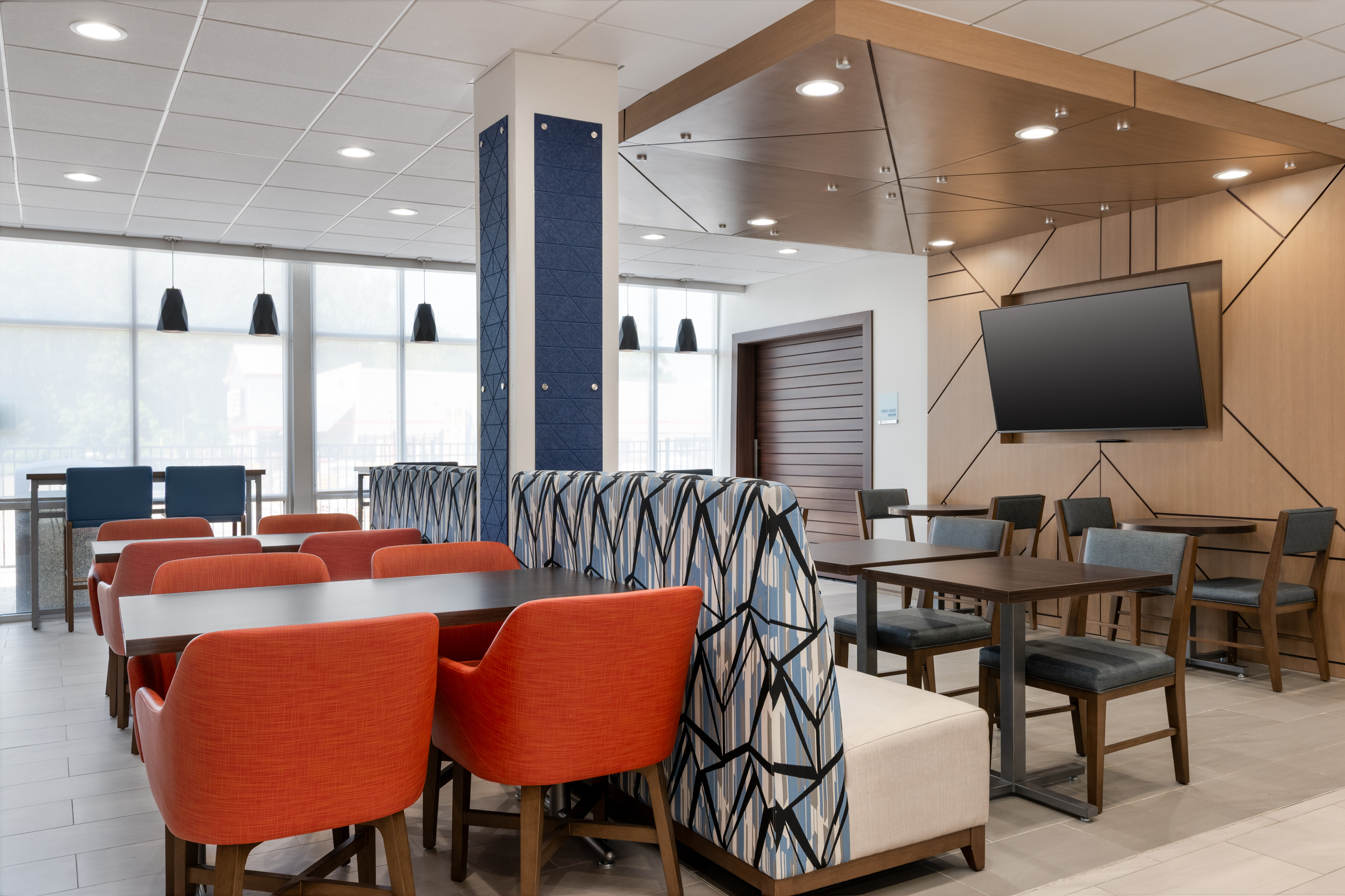 Holiday Inn Express & Suites Stevensville - Benton Harbor, an IHG Hotel 40/50