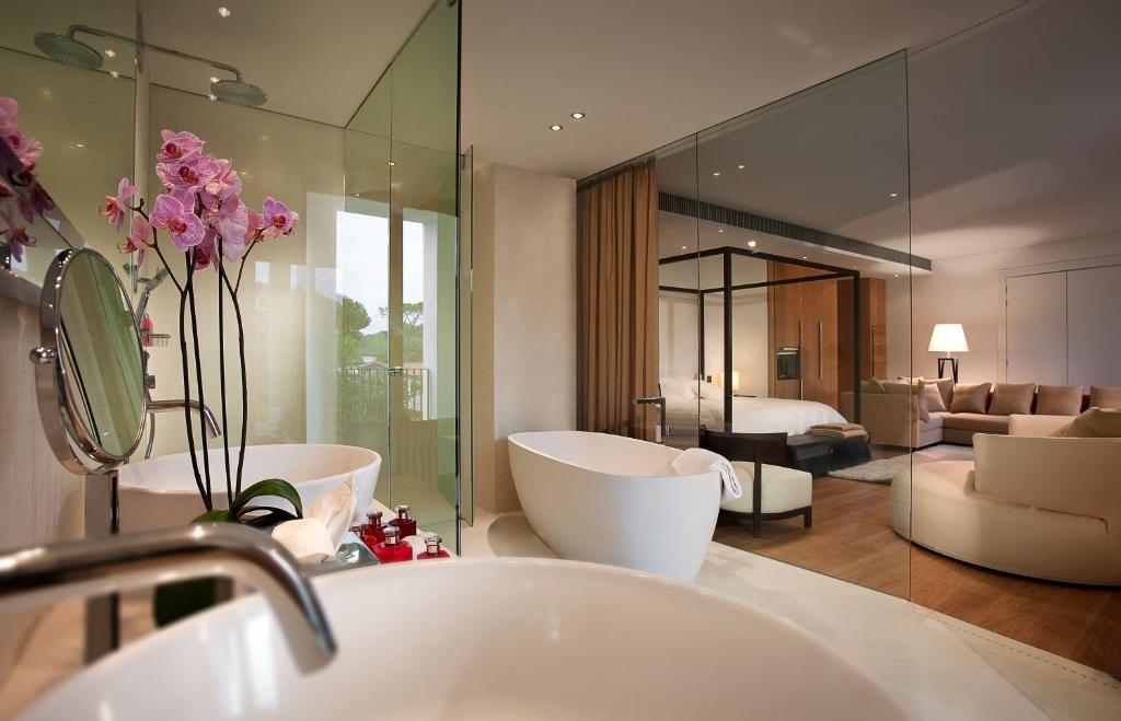 Space, Suite, King Bed, Front View, Living Area, Bathtub