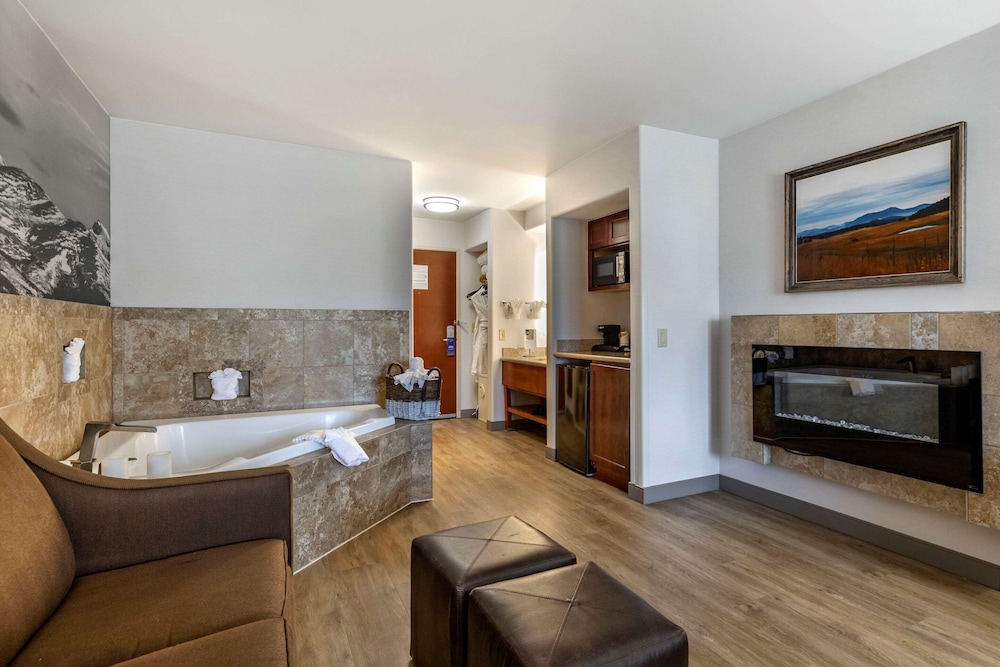Comfort Suites At Evergreen Parkway 38/48