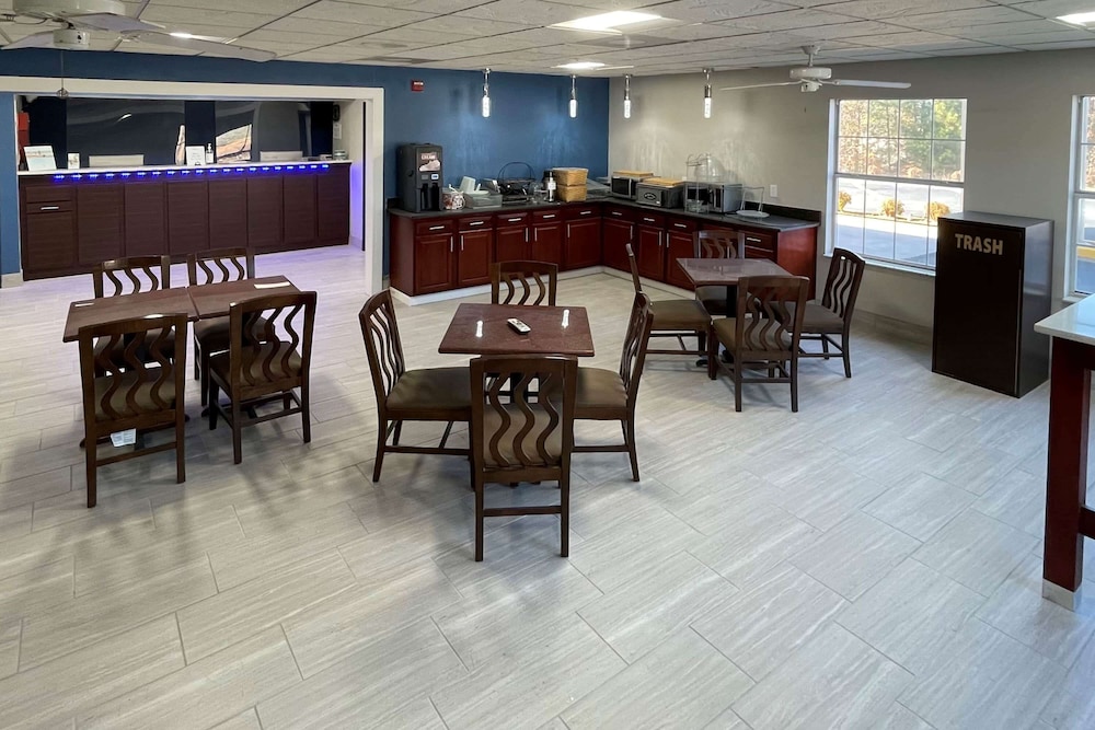 Baymont by Wyndham Adairsville 34/41