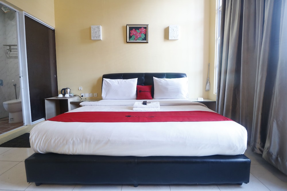 Reddoorz Plus Near Dc Mall Batam 24/39