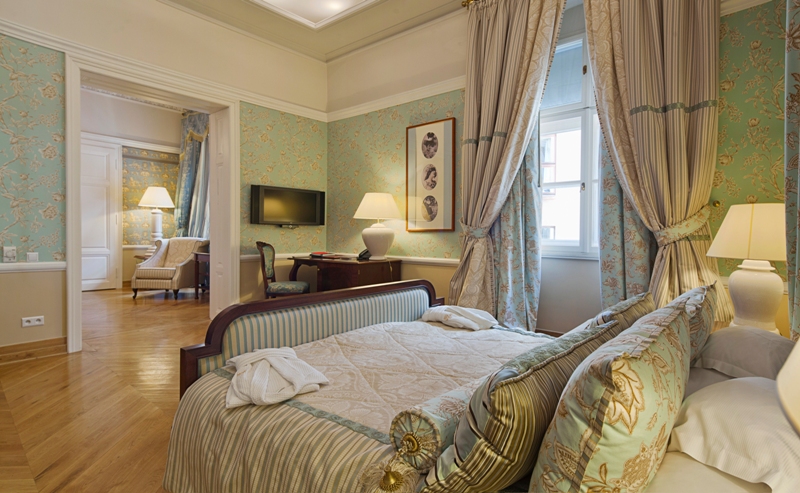 EXECUTIVE, SUITE