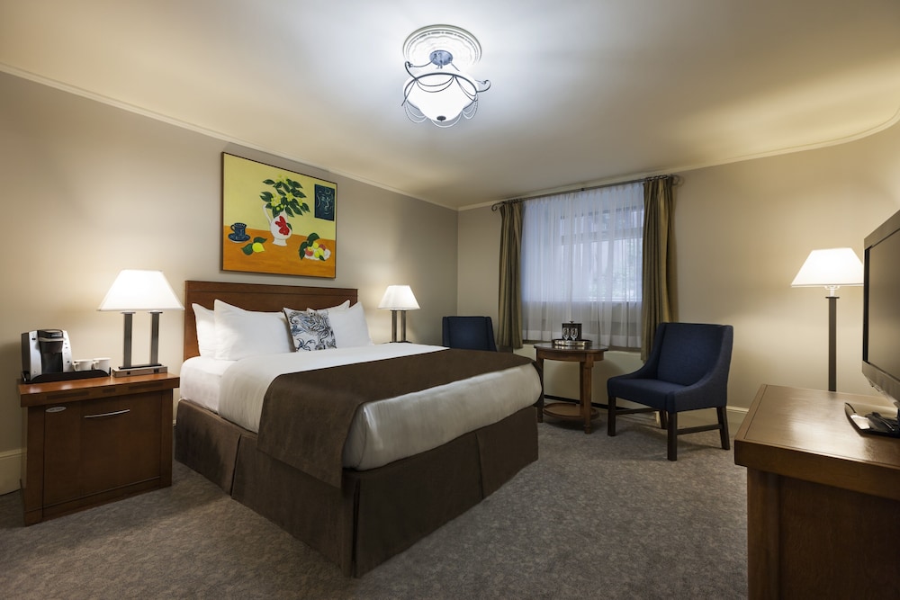 DELUXE, QUEEN BED