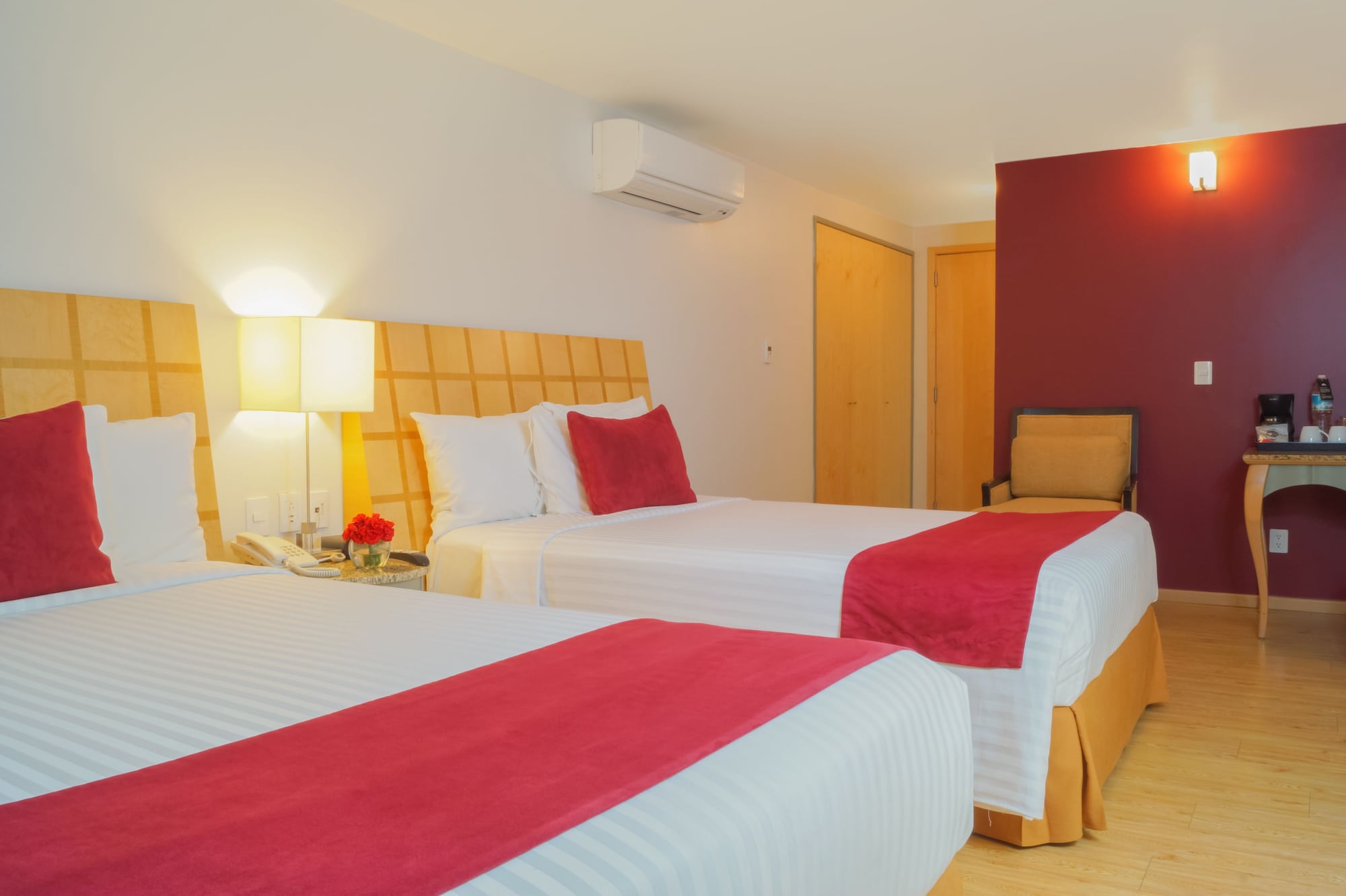 DELUXE, 2 DOUBLE BEDS