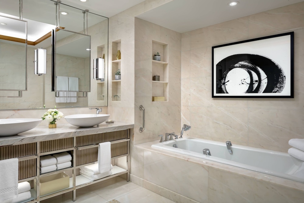 جناح سوبيريور بسرير كينج بإطلالة على المدينة مع دخول صالة النادي مع دخول الصالة، Ritz Carlton Toronto Hotel 5/5