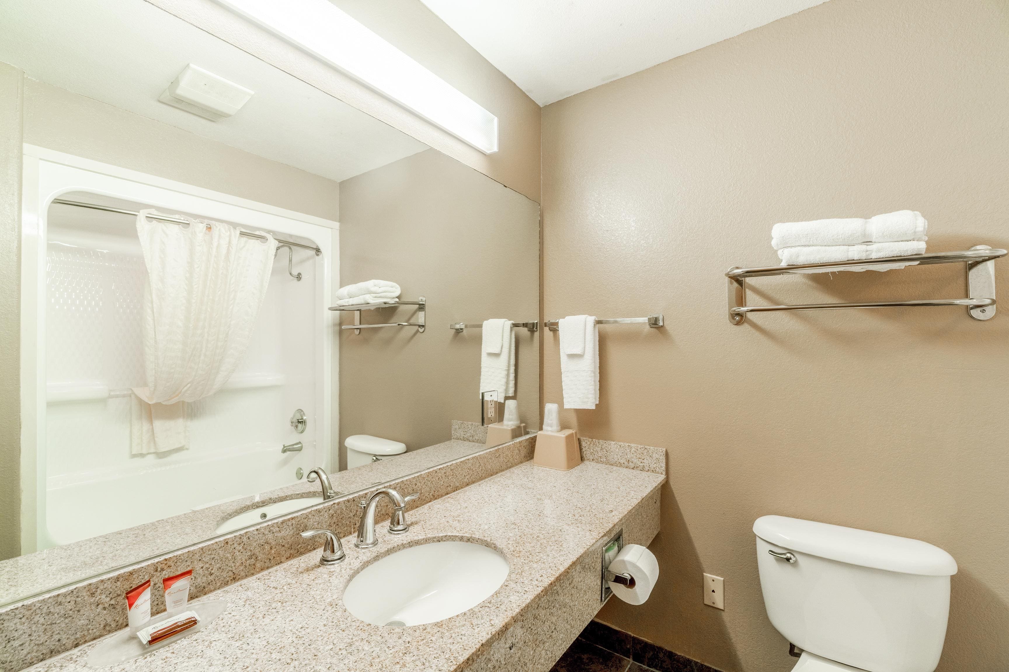Days Inn & Suites by Wyndham Beeville 39/42