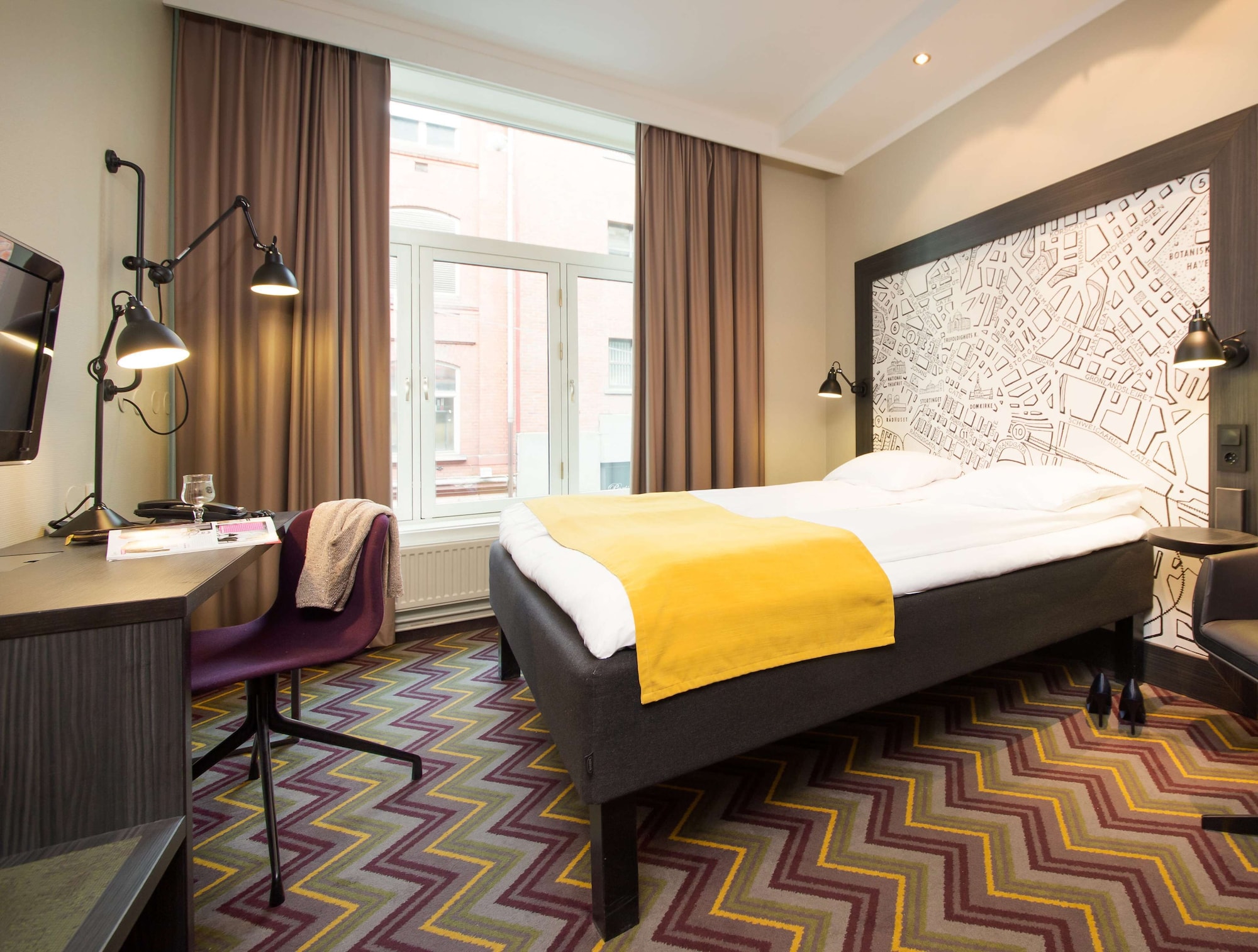 STANDARD, QUEEN BED