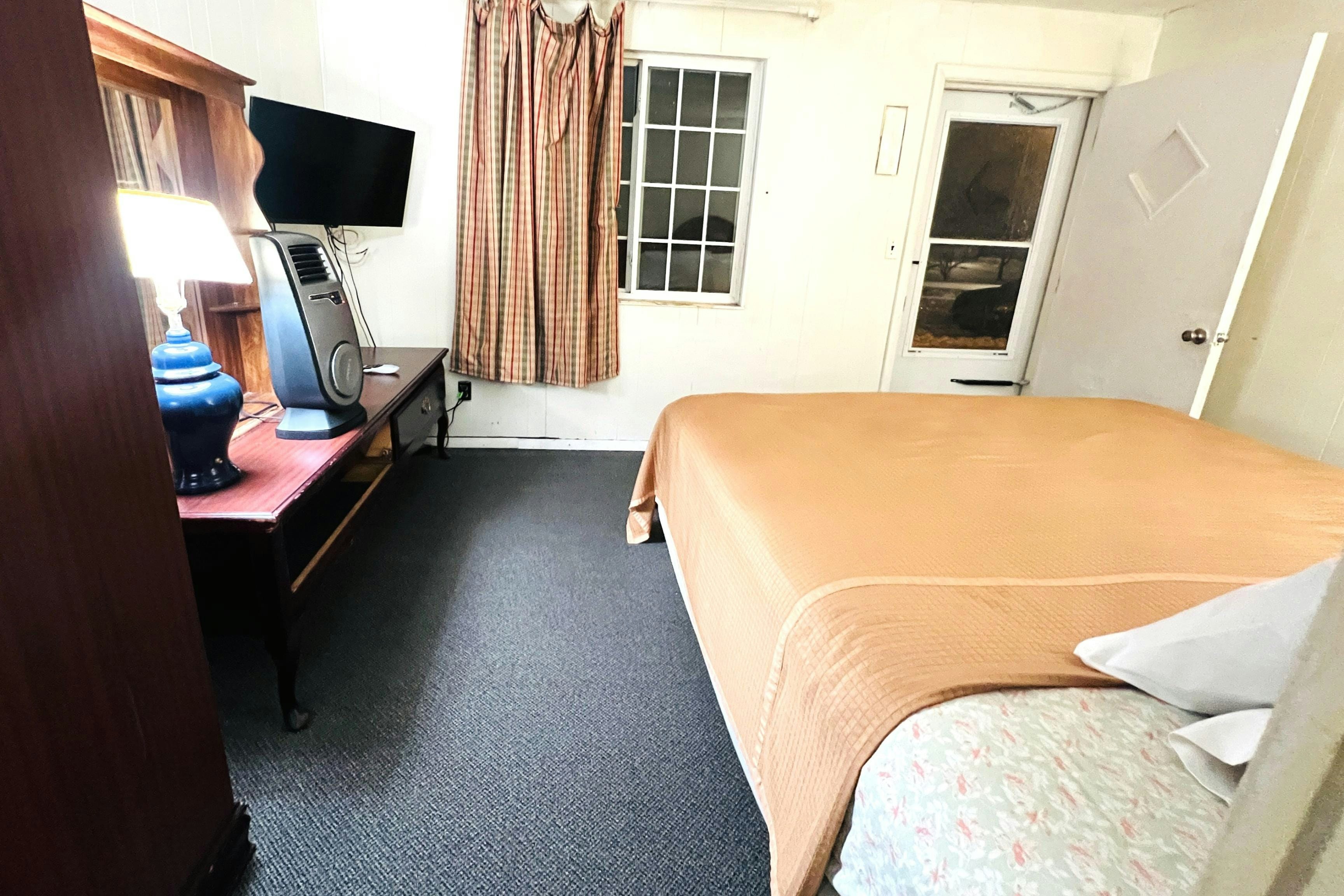 Sparta Motel Near St. Louis / Mississippi River IL 17/27