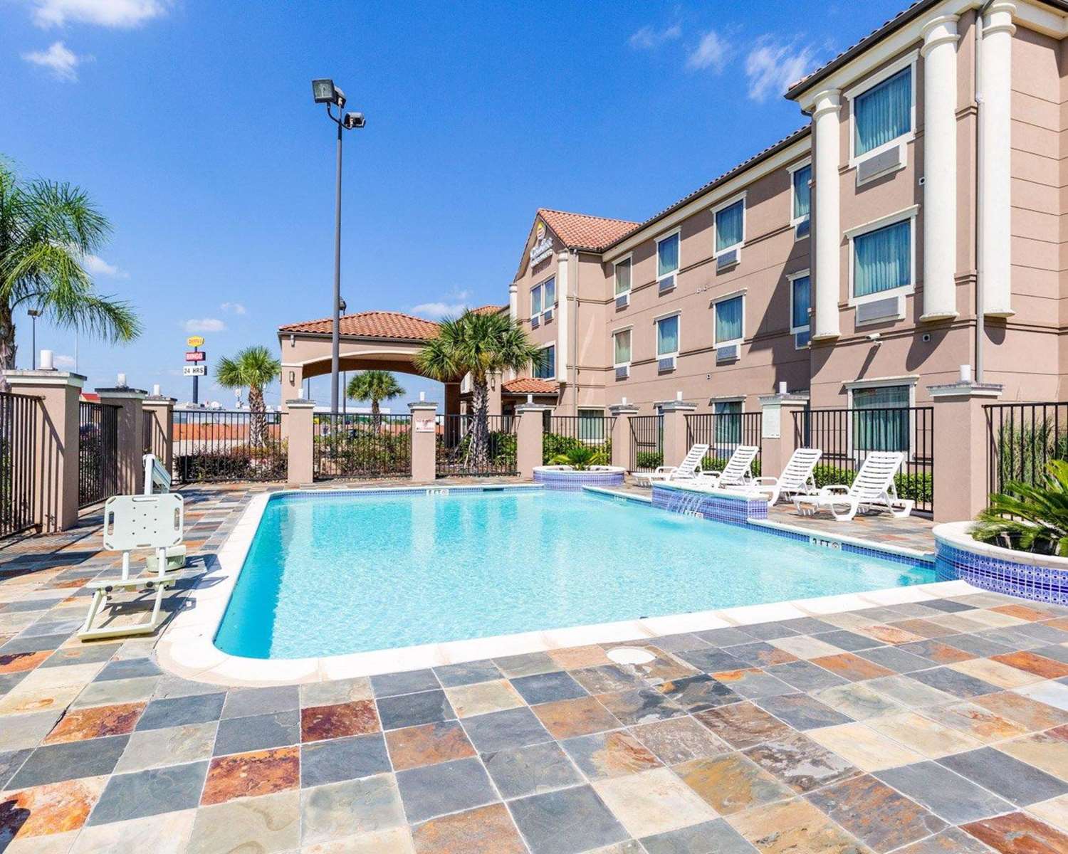 Comfort Inn & Suites Winnie 23/24