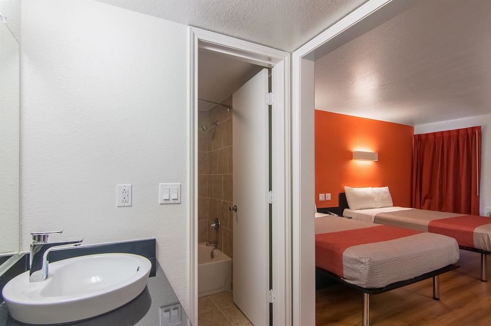 Motel6 Paris, TX 50/51