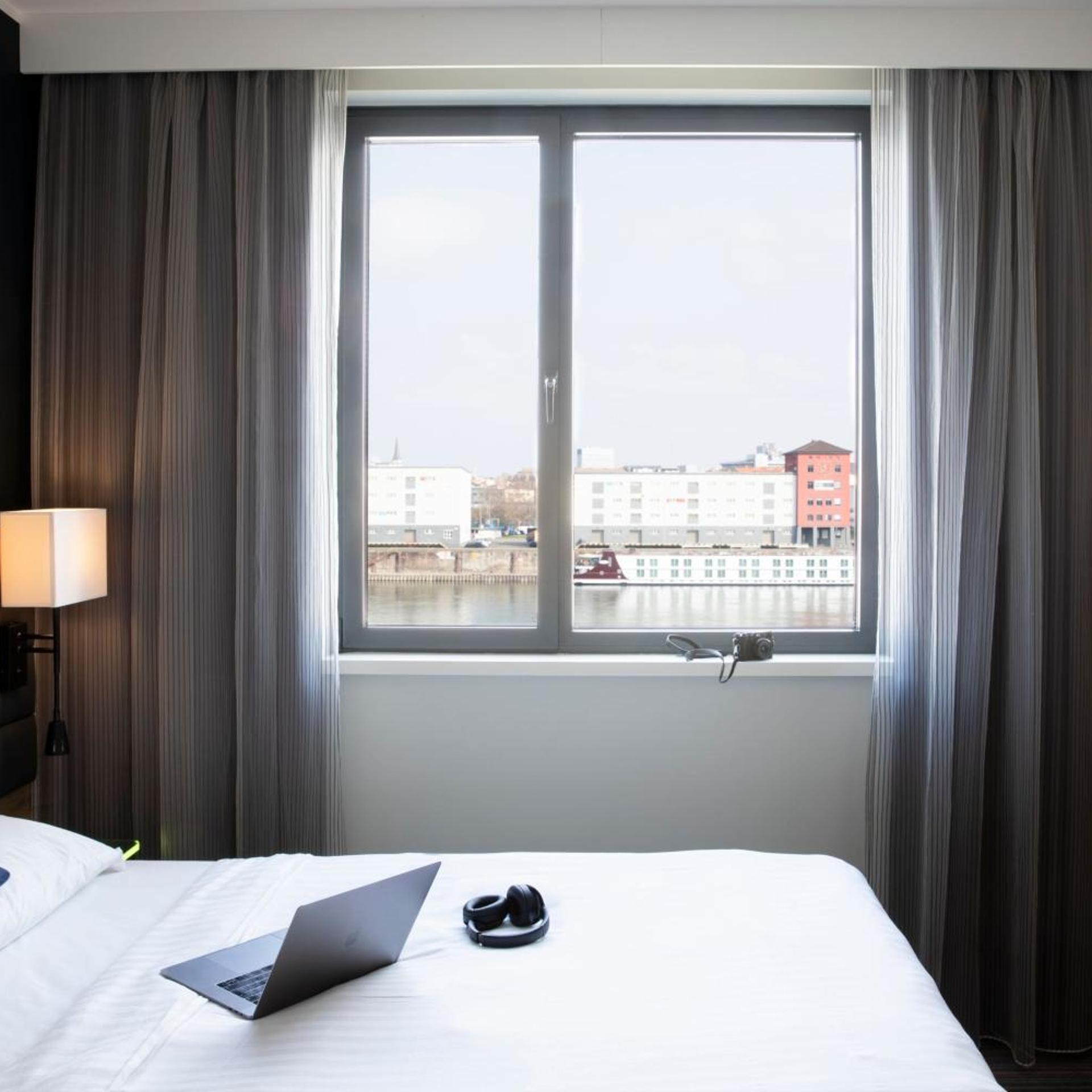 Moxy Sleeper, Guest Room, King Bed, Queen Bed