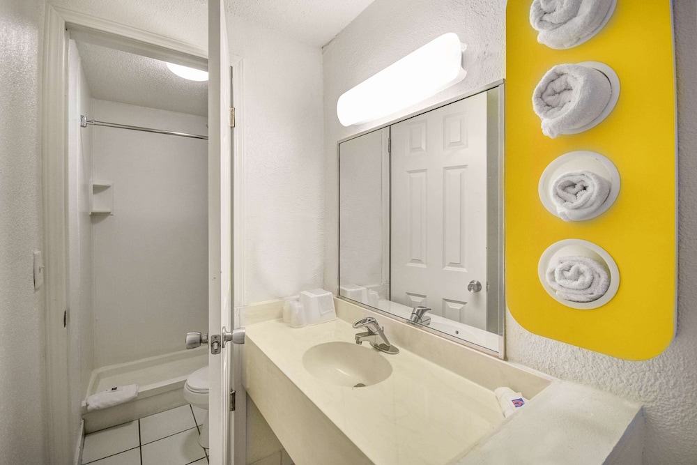 Motel6 North Ridgeville, OH - Cleveland Intl Airport - N Ridgeville 19/45