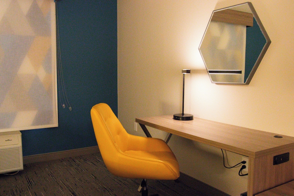 Holiday Inn Express Hotel Suites Latham 66/70