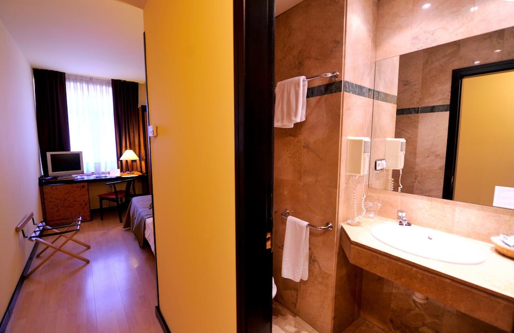 Glories Hotel 42/66