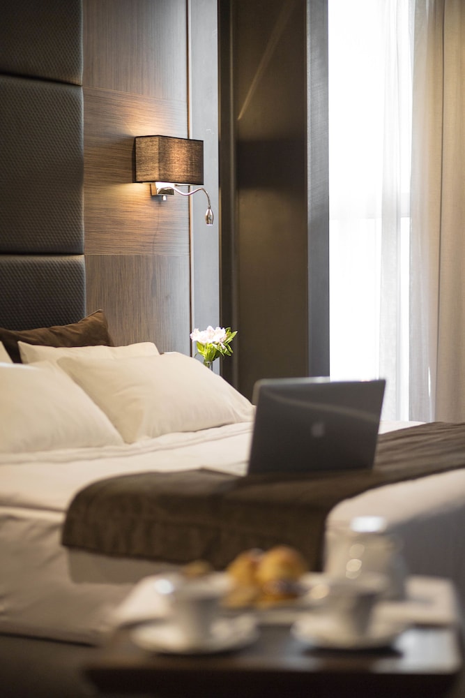 Diamond Suites 44/64