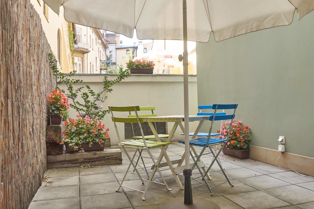 CRYSTAL SUITES CHEZ HELENA 10/64