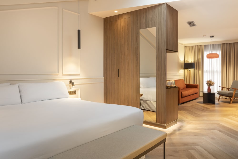 DELUXE, STUDIO, SUITE