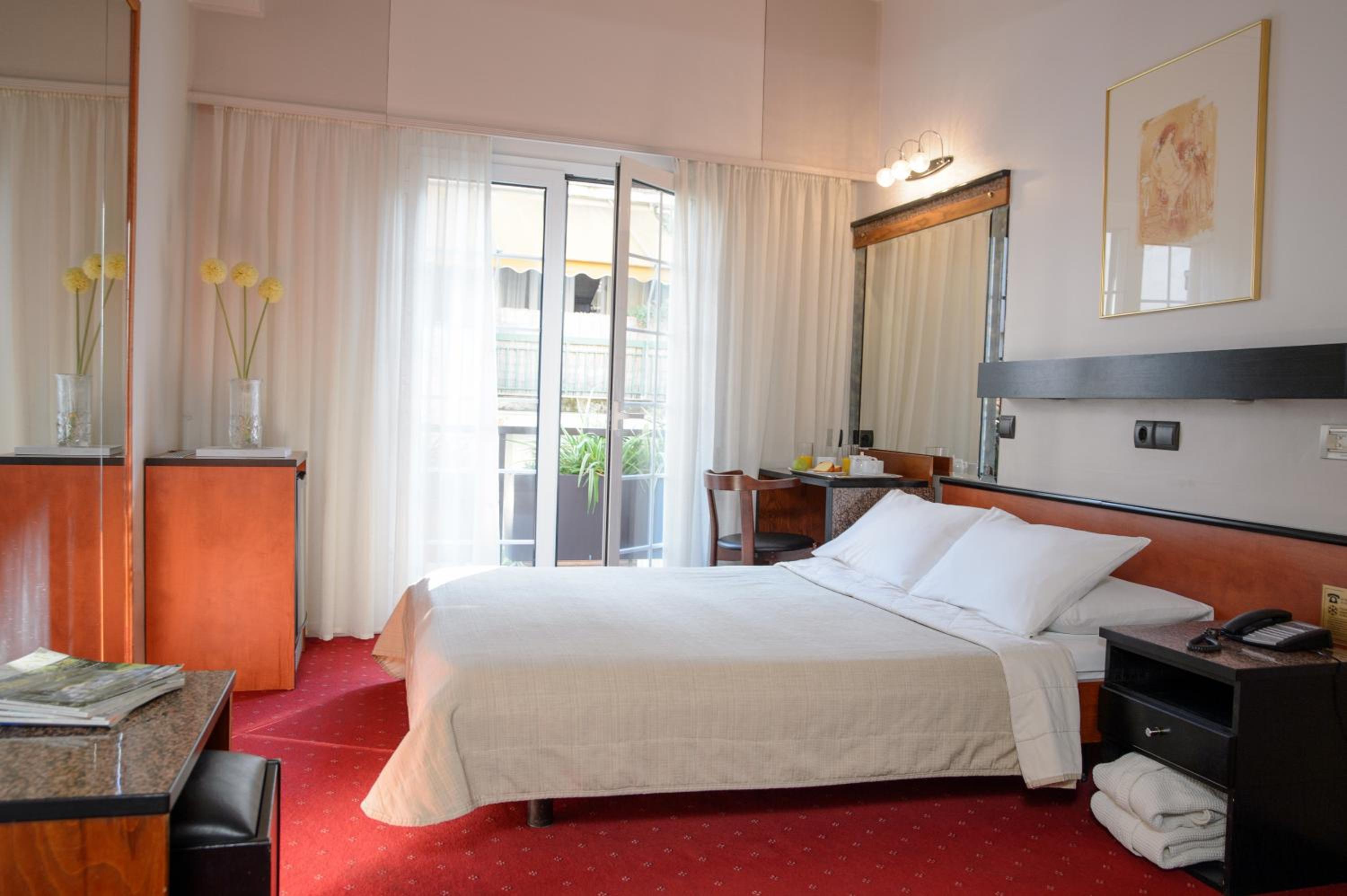 Room, Double Bed, Small Balcony, Victory Inn 5/10