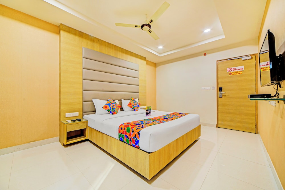 Oyo 14745 Veeraj Suites 23/50