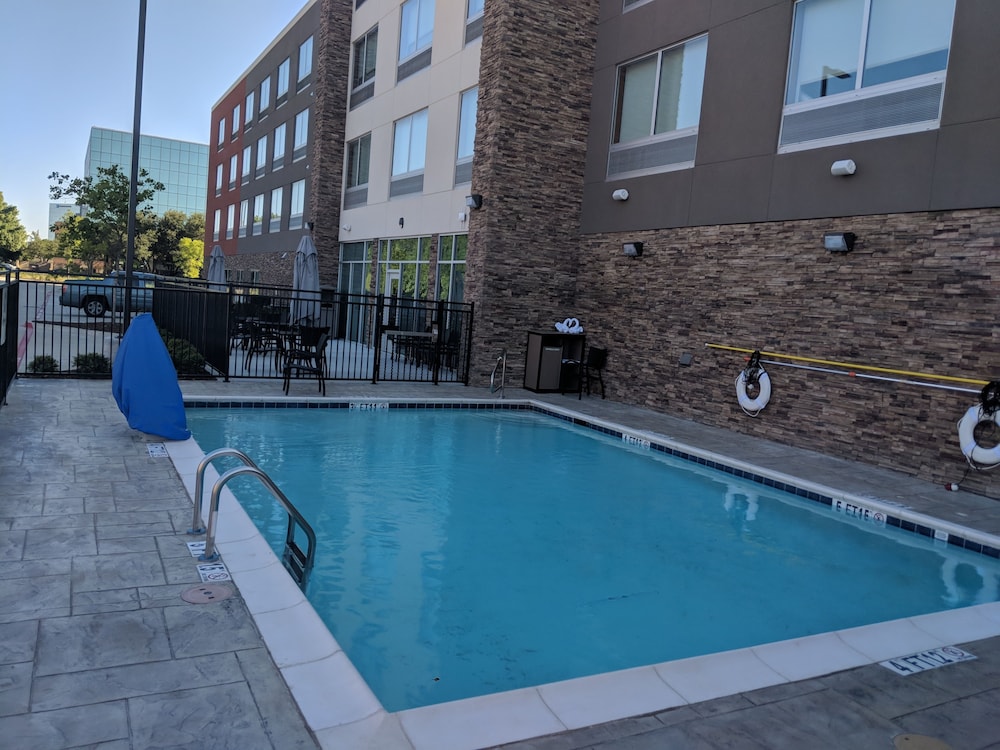 Holiday Inn Express And Suites Dallas North Addison 3/64